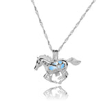 Светеща огърлица с медальон във форма на галопиращ кон