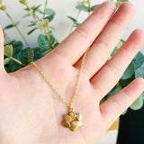 Златисто покрито колие с лапа за любителите на кучета