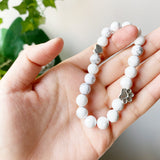 Ръчно изработена гривна от естествен камък с charm сърце