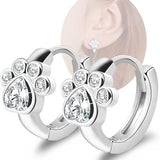 Малки обици с мотив на лапа – обици Huggie за жени