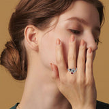 Регулируем пръстен с черни отпечатъци от лапи и червен скъпоценен камък