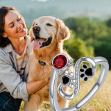 Регулируем пръстен с черни отпечатъци от лапи и червен скъпоценен камък