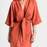 Наталия - Касулна рокля с преден възел и V-образно деколте