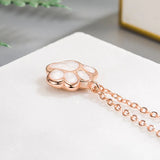 Колие с висулка лапа – Символична бижутерия за жени