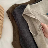 МАРИБЕЛ | ПЛЕТЕН ЖИЛЕТ С ЦВЕТНИ БУТОНИ