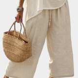 Цялостен минималистичен Daisy в естествени нюанси с oversized тениска и широки панталони за прост и елегантен стил