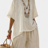 Цялостен минималистичен Daisy в естествени нюанси с oversized тениска и широки панталони за прост и елегантен стил